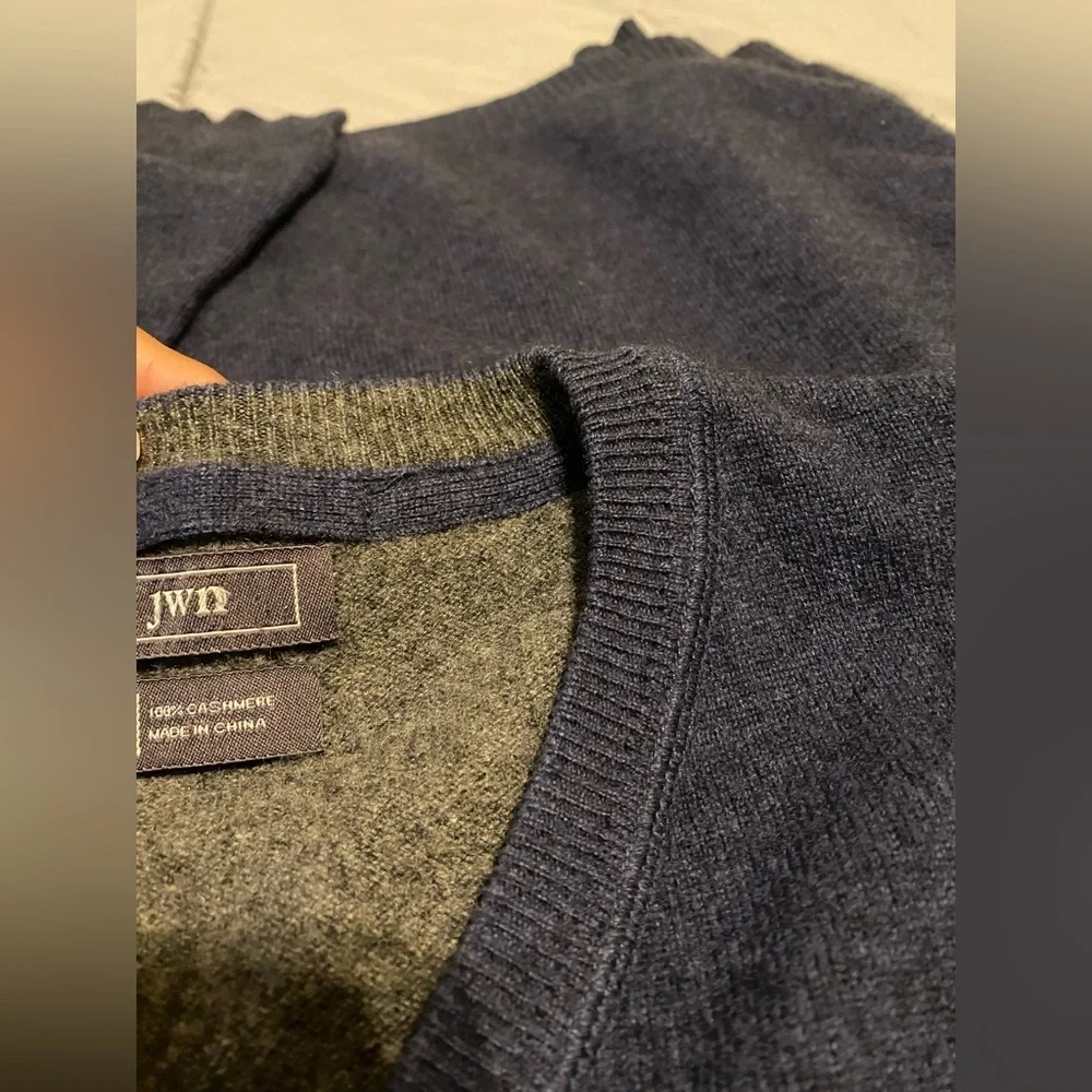 John W Nordstrom 100% cashmere V-Neck sweater